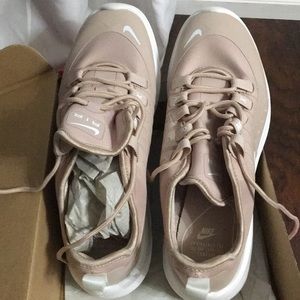Women’s Nike Air Max Axis